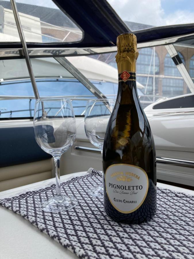 Entire Boat At St Katherine Docks 2 Available Select Using Room Options Londres Exterior foto